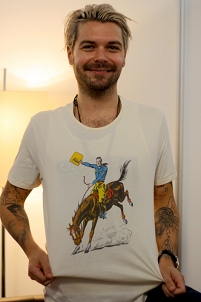 Simon Neil von Biffy Clyro trägt das neue FM4 Shirt mit dem Rodeo Reiter